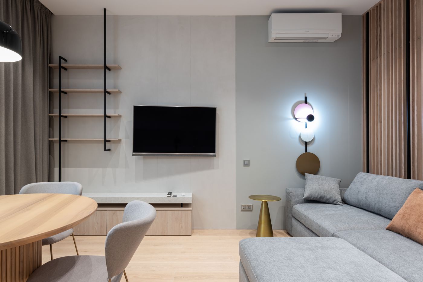 Sala de estar moderna com ar-condicionado split instalado no alto da parede