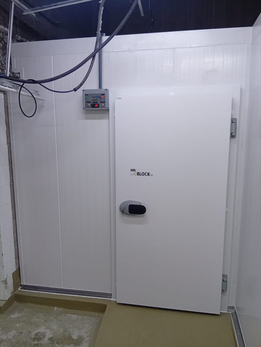 Porta frigorífica e quadro de comando de uma câmara fria instalada