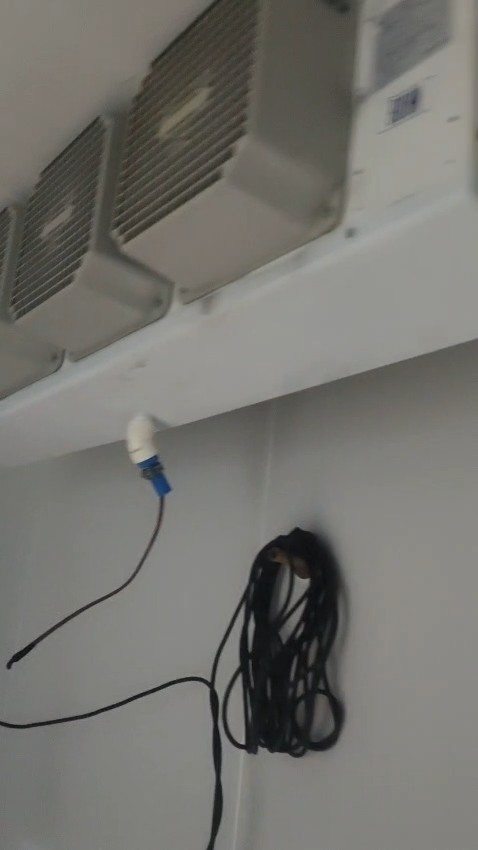 Evaporadora instalada no teto de uma câmara fria recém-montada
