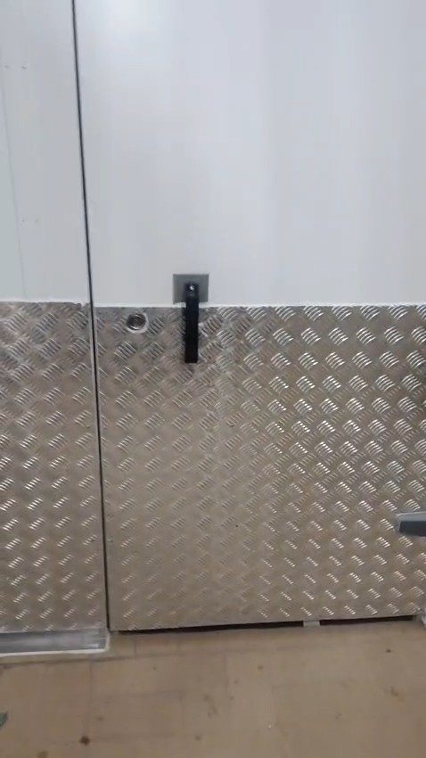 Porta de câmara fria com proteção em chapa de alumínio na parte de baixo